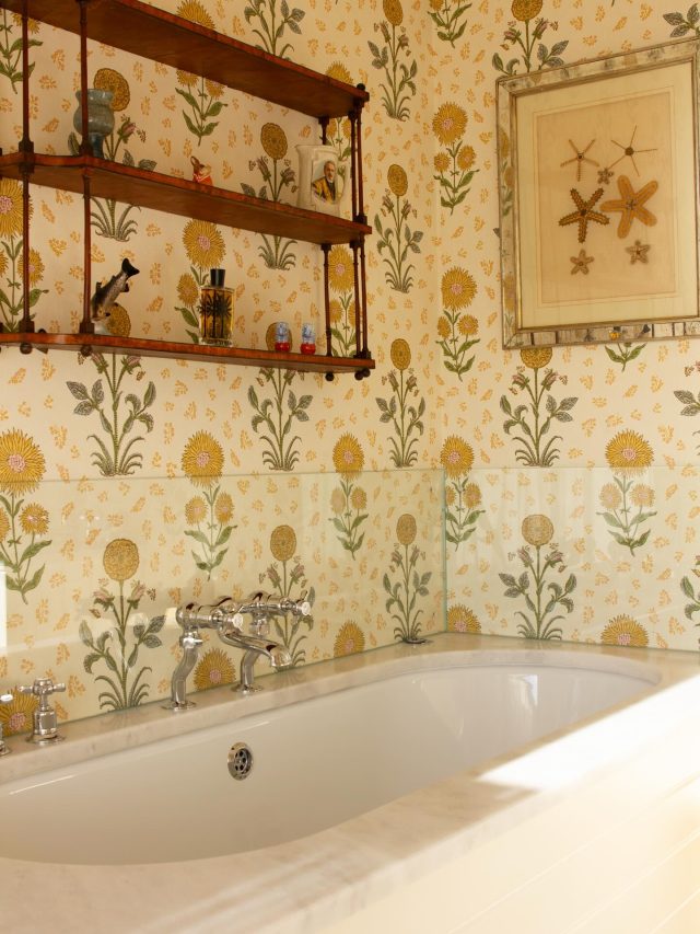 . A pretty bathroom where the wallpaper does the talking . Wallpaper @penny_morrison_ltd .