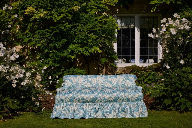 . Because why not take your sofa outside when it’s this hot?! . 📸 @boz_gagovski .