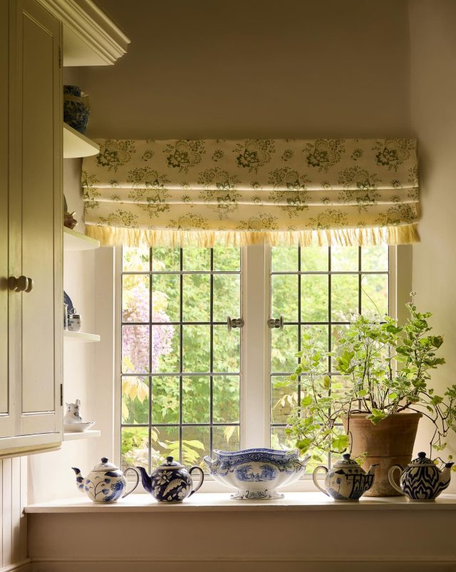 . A pretty perfect kitchen window, if I may say so myself . Honor meadow on the blind with the most beautiful collection of antique blue and white teapots below . Sometimes the best things are the simplest things . 📸 @horwoodphoto